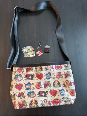 Harvey's Seatbelt Tough as A Mother streamline Messenger